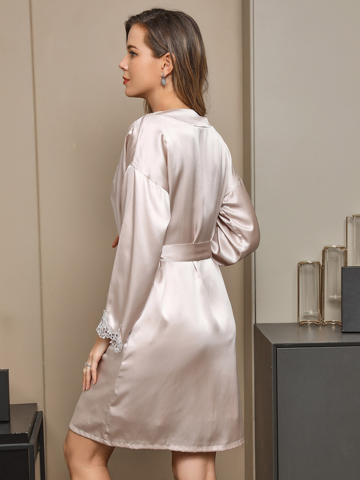 Nachthemd und Morgenmantel aus reiner Seide mit Spitzenbesatz, 2-teilig