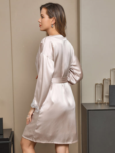 Nachthemd und Morgenmantel aus reiner Seide mit Spitzenbesatz, 2-teilig