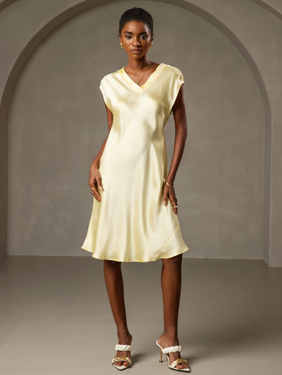 Elegantes Nachthemd Aus Reiner Seide Mit V-Ausschnitt