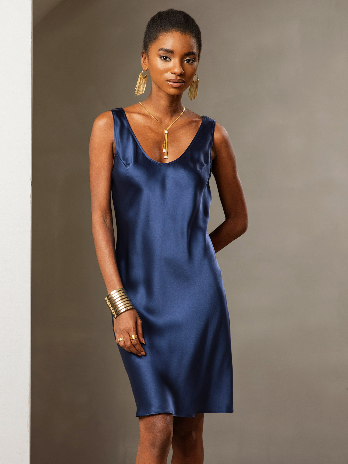 Legeres Midi-Kleid aus reiner Seide mit breiten Trägern