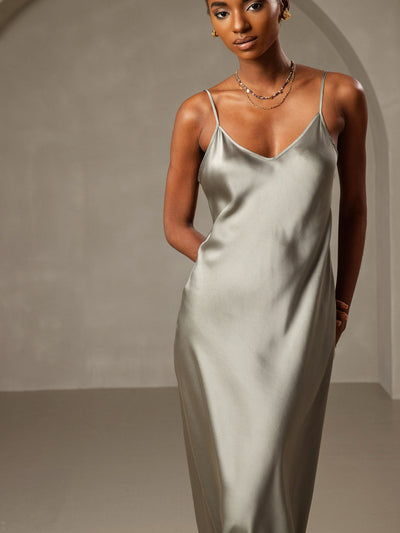 Klassisches langes Seiden-Nachthemd mit Spaghettiträgern