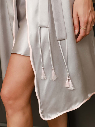 Nachthemd mit Paspelbesatz und Robe aus reiner Seide