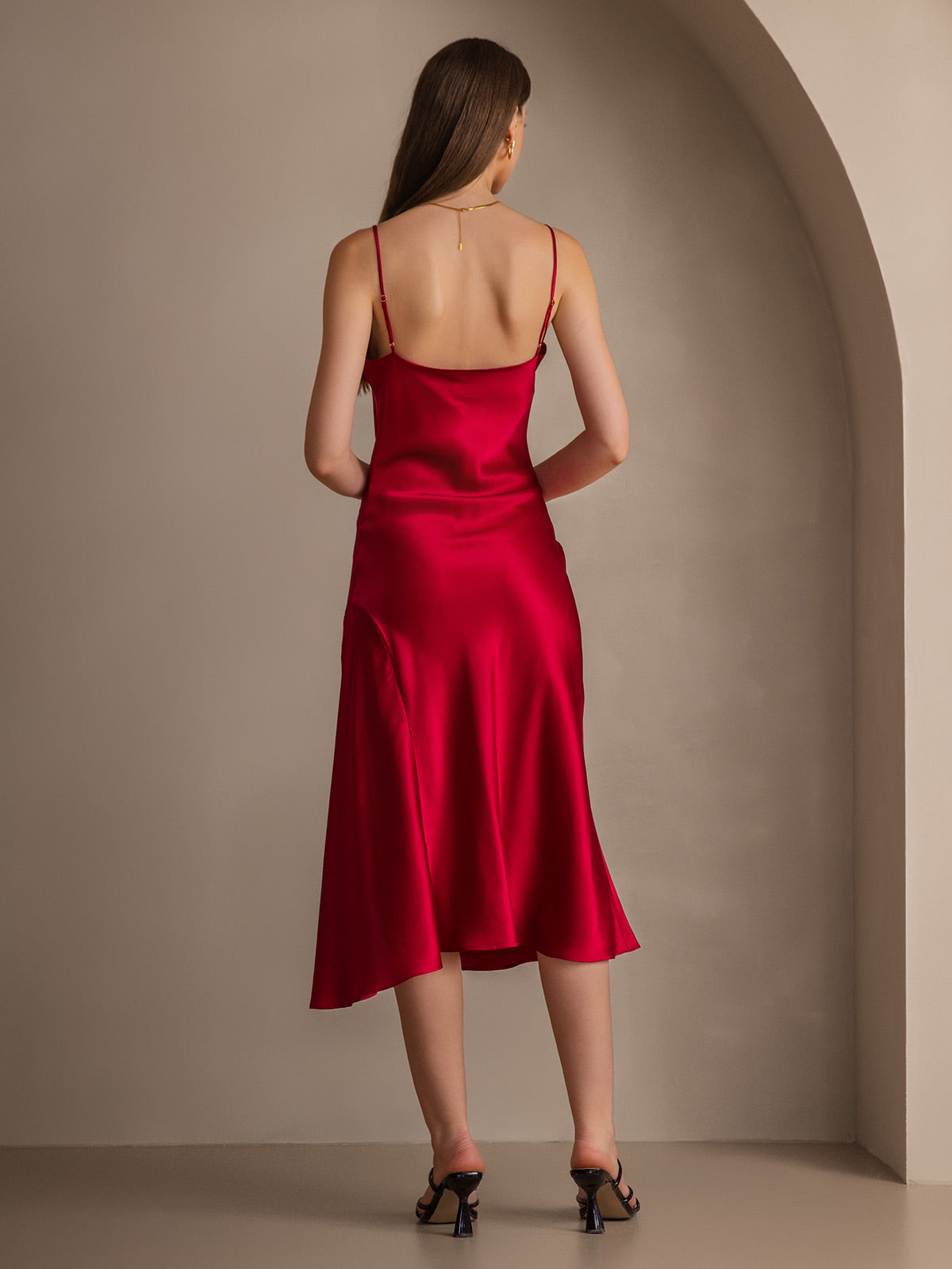 Reines Seidenkleid mit Spaghettiträgern und Schlitz