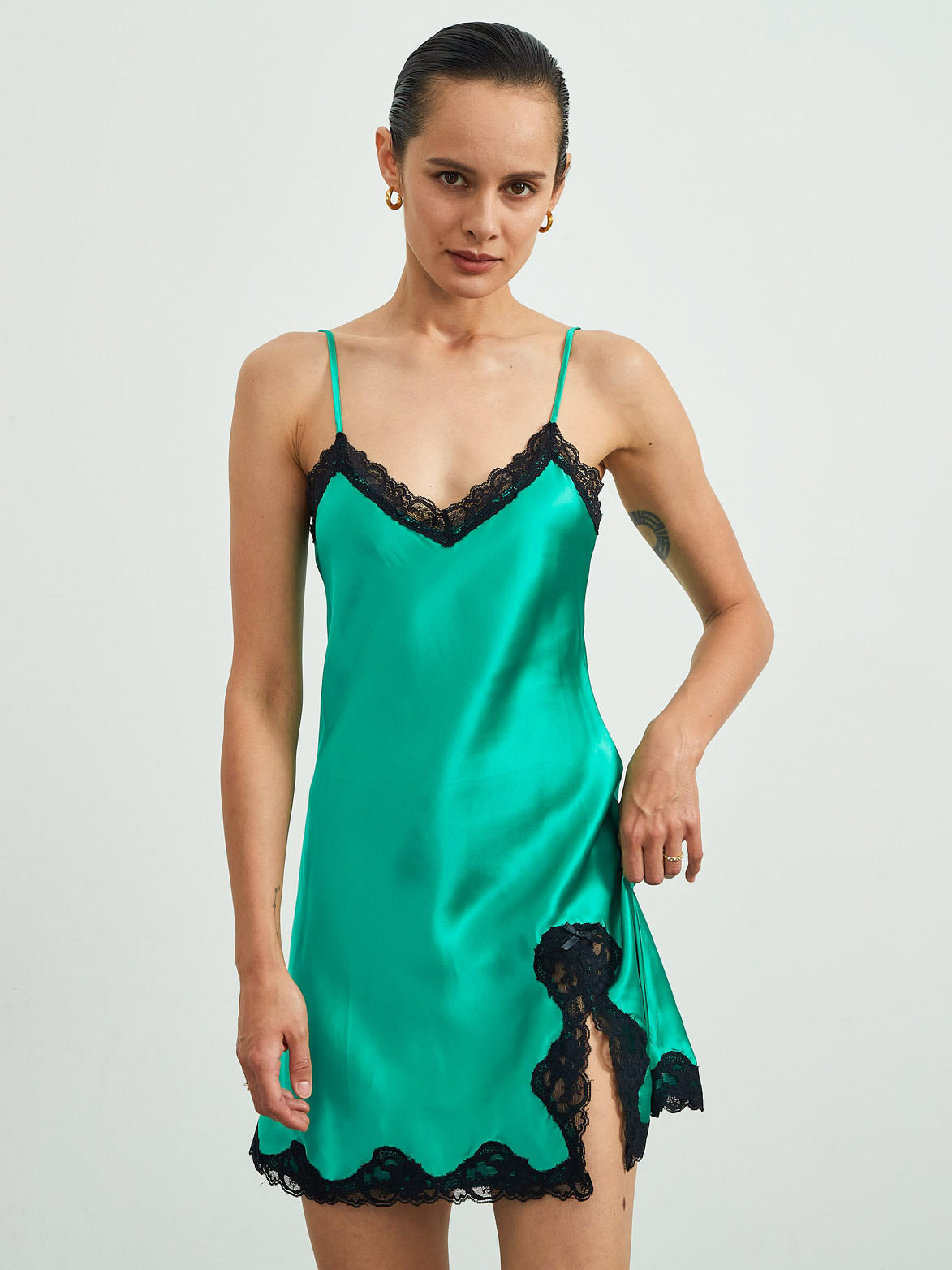 Nachthemd-Slip-Kleid aus reiner Seide mit Spitzenbesatz und geteiltem Saum