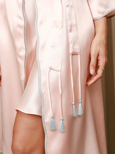 Nachthemd mit Paspelbesatz und Robe aus reiner Seide