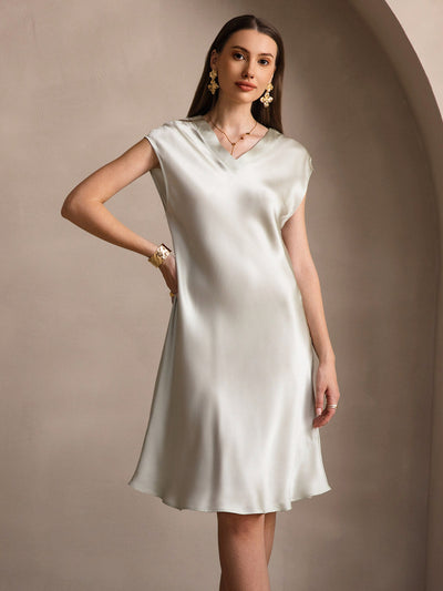 Elegantes Nachthemd Aus Reiner Seide Mit V-Ausschnitt