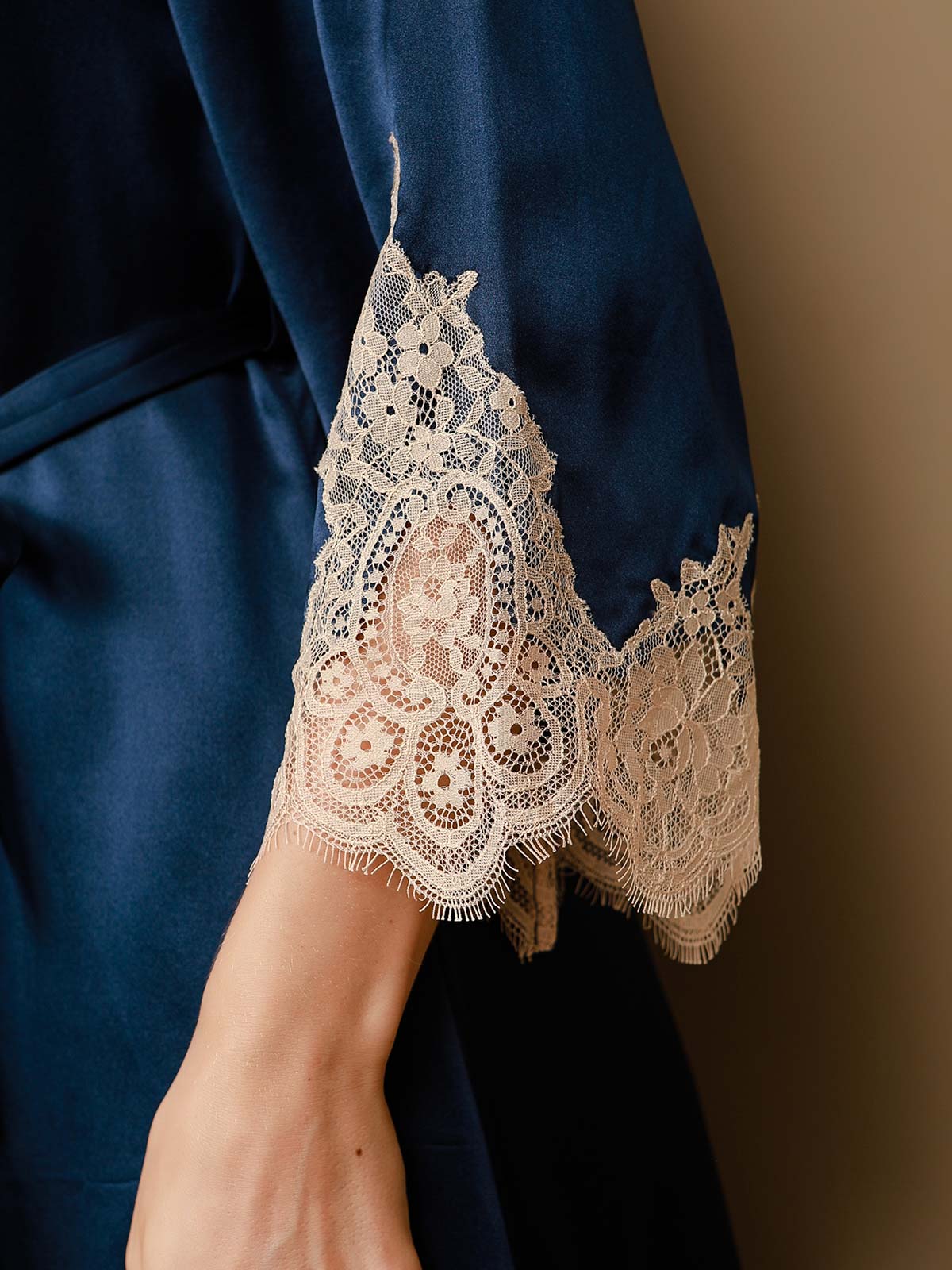 Damen Seiden Elegantes Spitzen Nachthemd Mit Morgenmantel Set