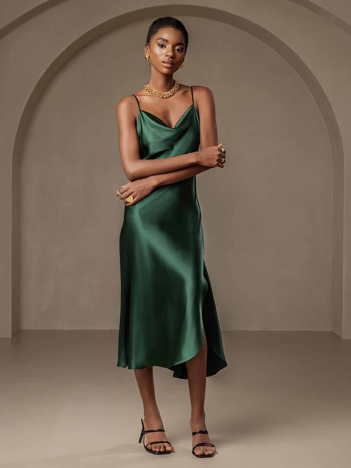 Reines Seidenkleid mit Spaghettiträgern und Schlitz